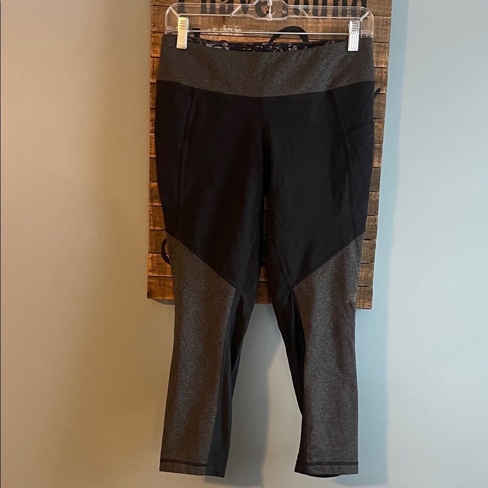 New Balance Black and Gray Capri Leggings 🖤🩶 side pockets size M